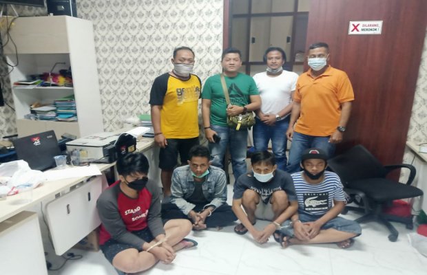 Foto: empat pelaku pengeroyokan angggota TNI AL pasca ditangkap polisi