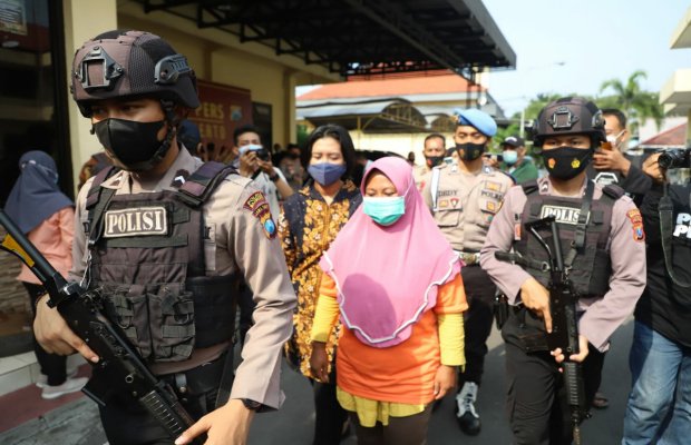 Foto: Pelaku penipuan berkedok arisan lebaran saat digelandang polisi
