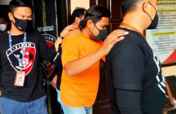 Foto: Oknum anggota DPRD Bangkalan inisial H saat di Polres Bangkalan