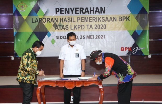 Foto: Bupati Fauzi saat saat penerimaan penghargaan WTP di Surabaya