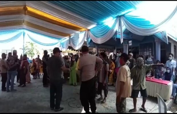 Foto : Suasana ketika petugas tiba di lokasi dan melakukan pembubaran