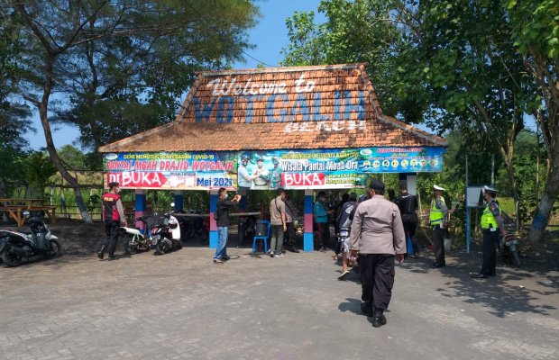  Foto : Petugas bersiaga di pintu masuk lokasi wisata