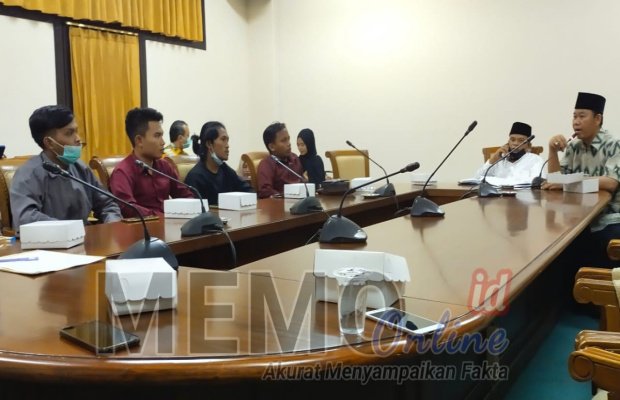 Foto : Aliansi Masyarakat Pinggir Kota saat audiensi bersama Komisi I DPRD Sampang