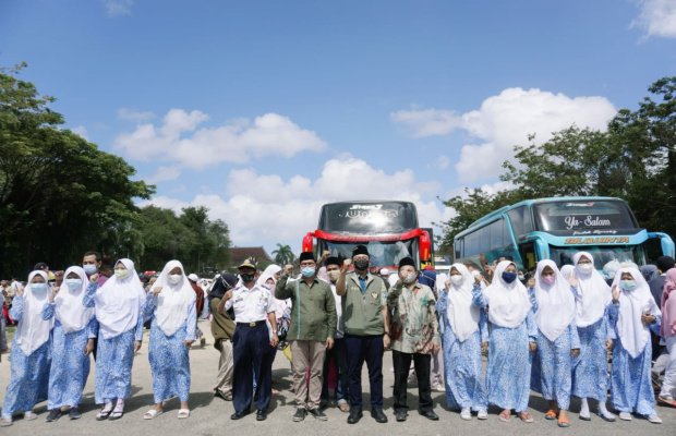 Foto: Bupati Pamekasan Bersama Santri Yang Ingin Kembali Ke Ponpes