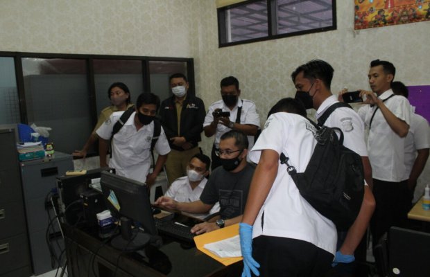  Foto :  Unit Tipikor Satreskrim Polres Jember Geledah Kantor UKPBJ Pemkab Terkait Pasar Balungkulon
