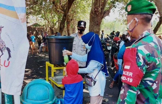  Foto : Monitoring kepatuhan protokol kesehatan di lokasi wisata dan pasar hewan di Kecamatan Pasirian Lumajang