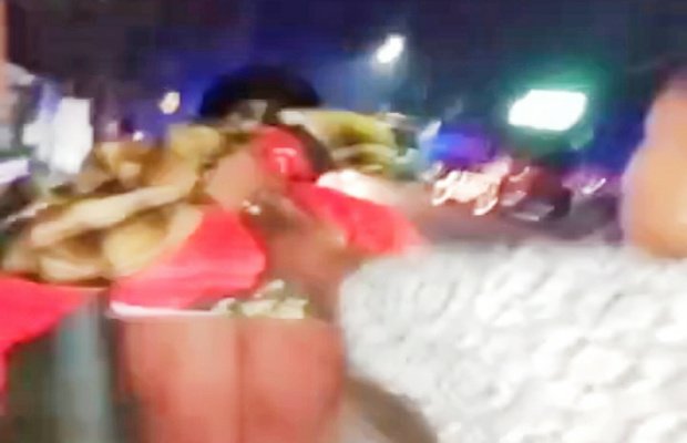 Foto: Warga menggiring 'S' menuju ke Polsek Ranuyoso