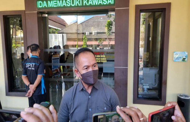Foto : Kepala DP3AP2KB Pemkot Batu, MD Furqon, saat tengah diwawancarai para awak media di Polda Jatim. (Istimewa)