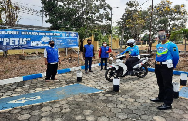 Foto : Warga Saat Mencoba di Lapangan Uji Praktik Satpas Polres Pamekasan Jl. Nyalaran