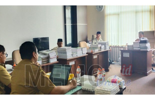 Foto : DPMD Kabupaten Sampang saat berada di ruang Komisi I DPRD Sampang