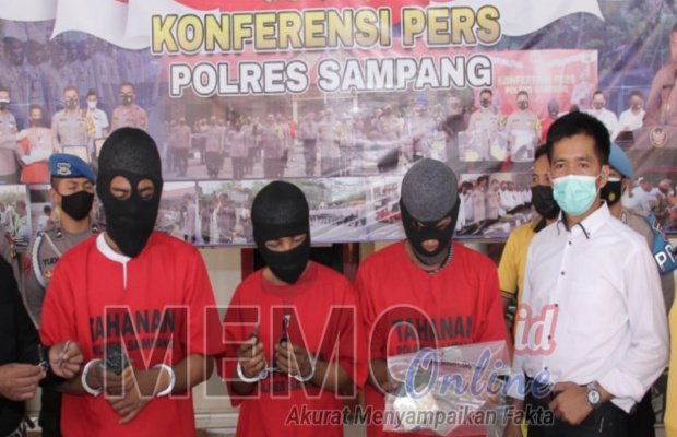  Foto : Tiga tersangka yang berhasil diringkus Team Dhemit Satreskrim polres Sampang