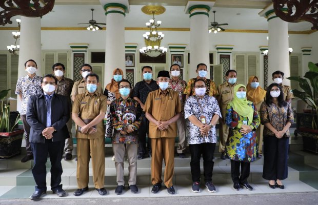  Foto : Photo Bersama Asisten Pemerintahan dan Kesejahteraan Rakyat (Kesra), Agus Mulyadi, Plt Kadinkes, dr. Achmad Marzuki
