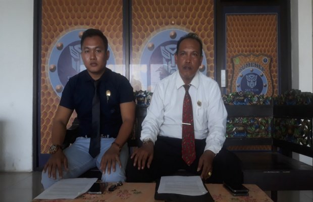 Foto: Syafrawi SH, dan anggota Peradi Madura Raya, saat press Conprens dengan awak media