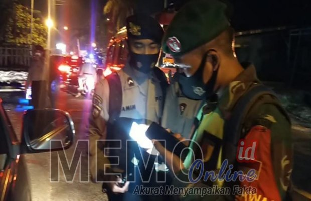 Foto : Petugas melakukan penyekatan di jalan raya Torjun Sampang.