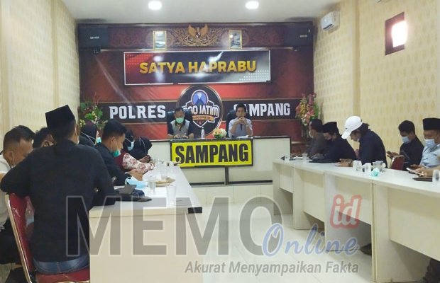 Foto : LSM Jaka Jatim dan LSM MDW saat Audiensi di Polres Sampang