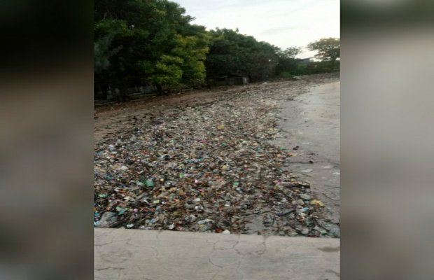 Foto: Tumpukan Sampah di Pantai Desa Aenganyar, Kecamatan Giligenting Sumenep