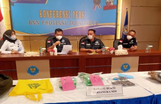 Foto: Barang bukti penangkapan berupa sabu-sabu seberat 1,6 kilogram dan dua telpon genggam dipamerkan di meja pamer.