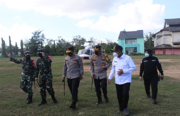 Foto : Foto: Bupati Sumenep Ach. Fauzi saat menyambut Pangdam V Brawijaya dan Kapolda Jatim di Bandara Trunojoyo.