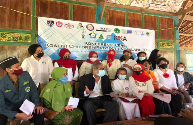  Foto : Ketua Komnas (PA) bersama Puluhan Ormas Malang Raya saat membacakan pernyataan sikap di Omah Koempoel Kota Batu.