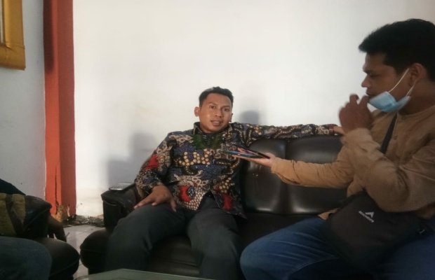 Poto : Irwan Hayat, Politisi PKB saat diwawancarai media diruangan fraksi