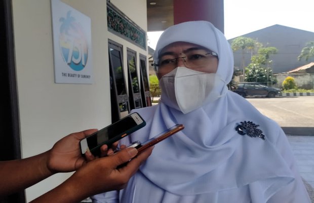 Foto : Nyi Eva saat diwawancarai usai hadiri Rapat Paripurna (9/6/2021)