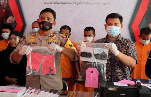  Foto : Didampingi Kabag Ops, Kasat Reskrim dan Paursubbag Humas, Kapolres menunjukkan barang bukti pada awak media.