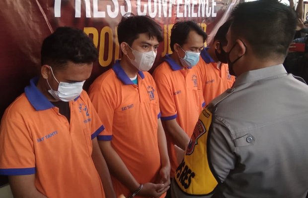 Foto: Keempat pelaku pengedar ganja saat press rilis dihalaman Mapolres Jember