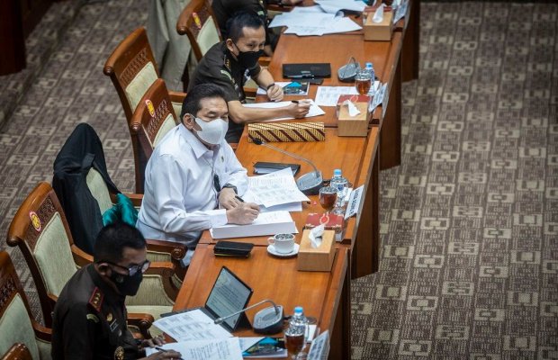 Foto: Jaksa Agung ST Burhanuddin (tengah) mengikuti rapat kerja dengan Komisi III DPR di Kompleks Parlemen,