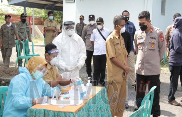 Foto : Kapolres Sampang AKBP Abdul Hafidz saat meninjau pelaksanaan Penyekatan di jembatan timbang Jrengik Sampang