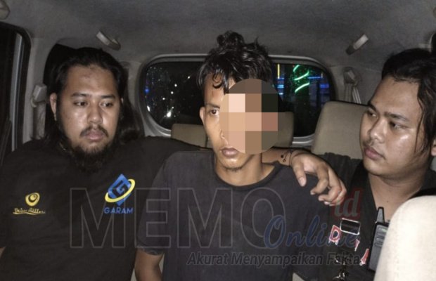 Foto : Tersangka Fathurrohman tengah diapit Team Dhemit Satreskrim Polres Sampang