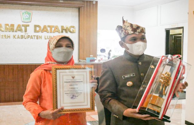  Foto :  Bupati Lumajang ( kanan )