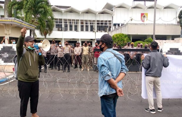 Foto : Ratusan Aktivis Pergerakan PMII Cabang Jember saat melakukan aksi demontrasi 