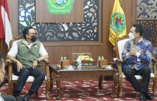  Foto : Bupati Pamekasan Bersama Kepala Kantor Cabang BPJS Ketenagakerjaan Pamekasan