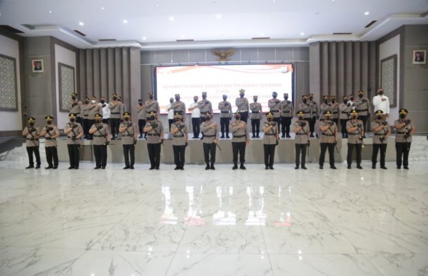  Foto: suasana saat sesi foto bersama usai sertijab Pejabat Utama dan jajaran Kapolres Polda Jatim.