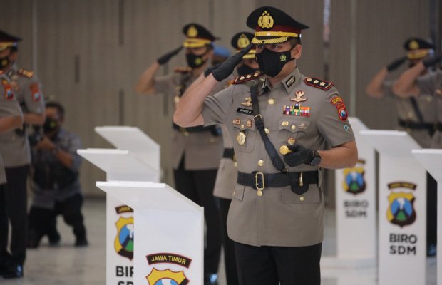 Foto: Kapolres Malang Kota AKBP Budi Hermanto, SIK, M.Si saat mengikuti upacara sertijab.