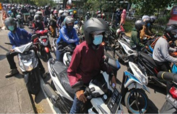 Foto: Warga dari Pulau Madura mengantre masuk ke Surabaya saat dilakukannya penyekatan di akses keluar Jembatan Suramadu