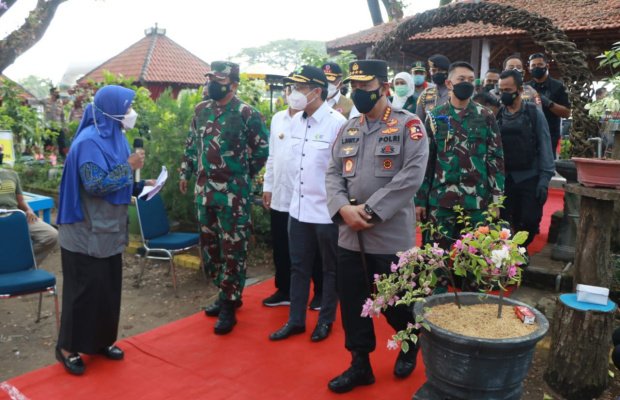 Foto: Panglima TNI dan Kapolri saat Pantau Pelaksanaan Vaksinasi di Madiun