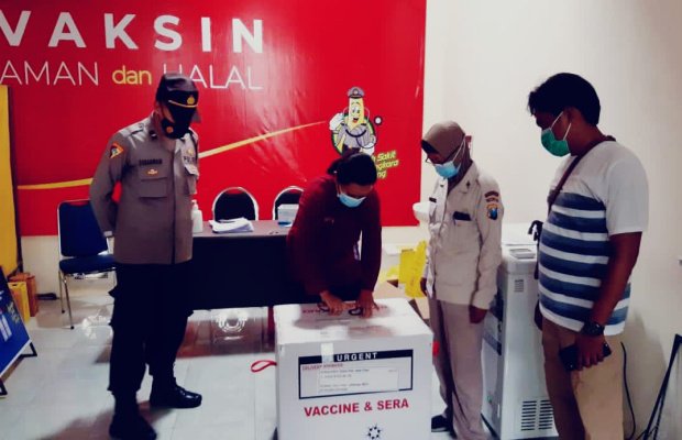 Foto: Vaksin Covid-19 tiba di RS Bhayangkara Lumajang