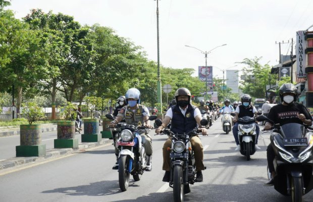 Foto: Bupati Pamekasan Naik Motor Saat Keliling Beberapa Kelurahan