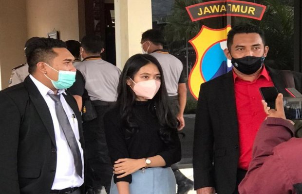 Foto: Suwito, SH dan Bahrul Ulum, SH selaku penasihat hukum Lindi saat diwawancarai para awak media.