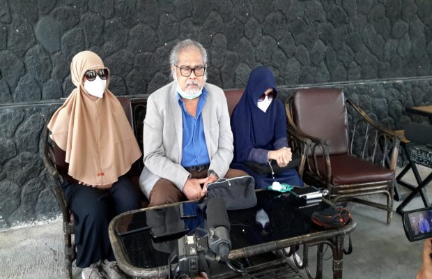 Foto: Ketua Komnas PA, Arist Merdeka Sirait, mendampingi para korban dugaan kekerasan seksual, saat konferensi pers.