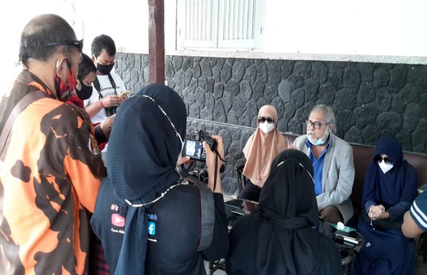 Foto: Ketua Komnas PA, Arist Merdeka Sirait, mendampingi para korban dugaan kekerasan seksual, saat konferensi pers.