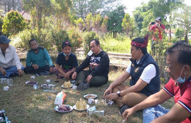 Foto: Bupati Pamekasan Didampingi Camat Kota Saat Kunjungan ke Kelurahan Kowel