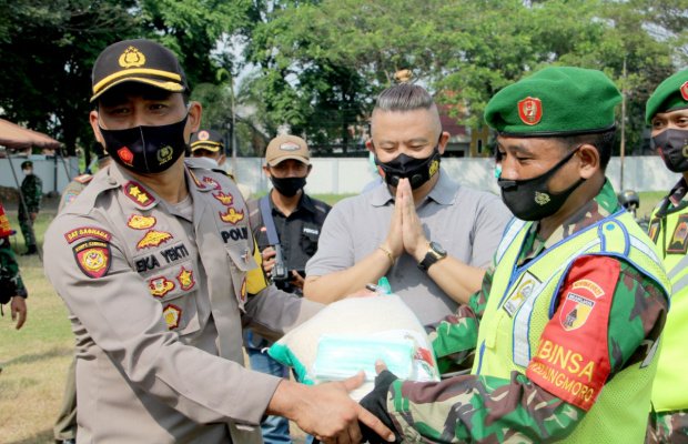 Foto: Kapolres Lumajang saat memberikan bantuan secara simbolis.