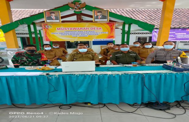 Foto : Bupati Jember Hendy saat melakukan telekonferensi 