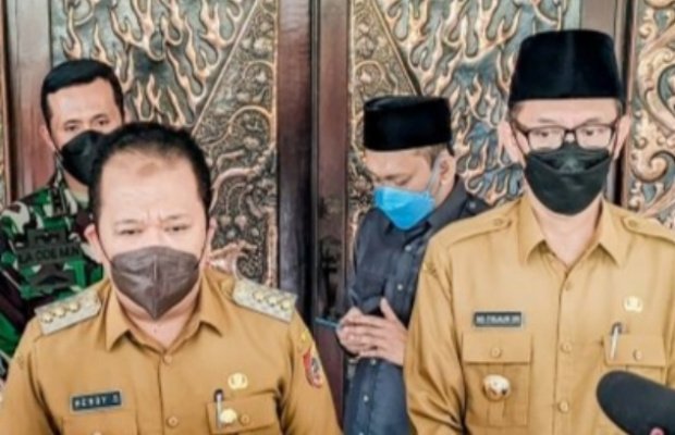 Foto :  Bupati Jember Hendy Siswanto Usai Rapat di Pendopo Wahyawibawagraha.