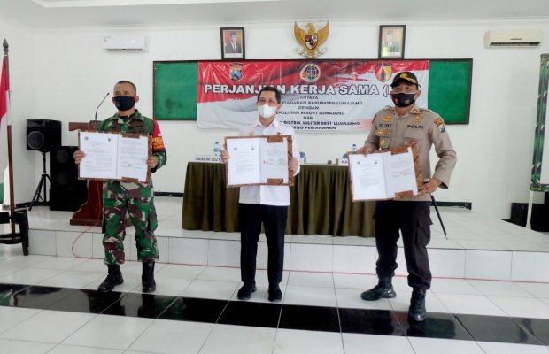 Foto: Dari kiri : Kasdim 0821, Kepala BPN Lumajang, Kapolres Lumajang.