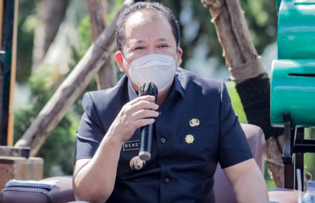Foto : Bupati Jember Hendy Siswanto diskusi publik di wisata puncak remabangan.