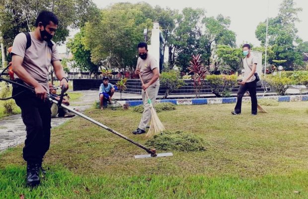  Foto : Polres Lumajang gelar Kerja Bakti Di Taman Makam Pahlawan