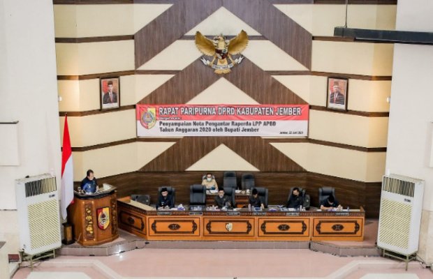 Foto : Bupati Jember Ir. H. Hendy Siswanto di depan Sidang Paripurna di Gedung DPRD Jember